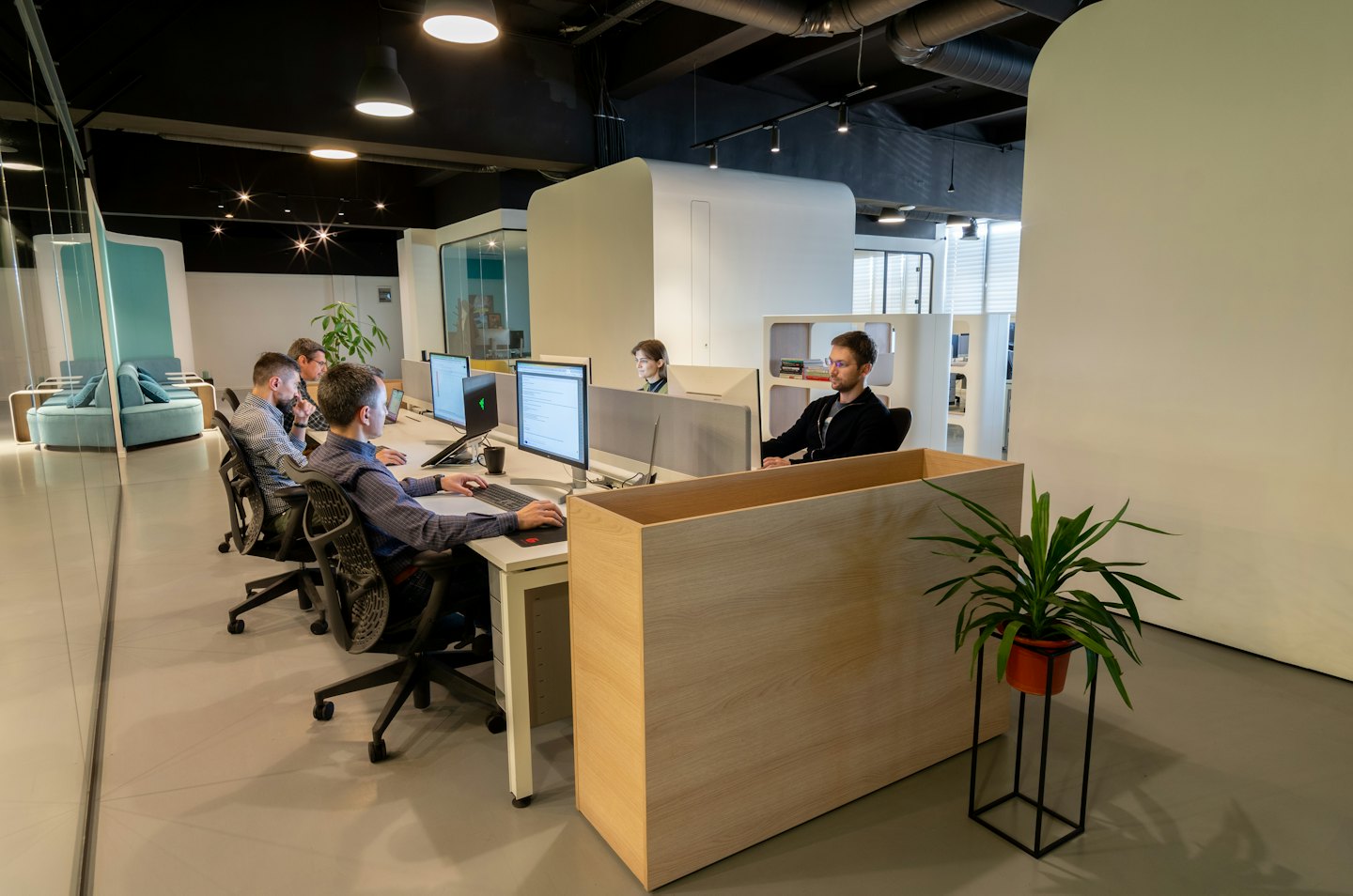 Professionisti che lavorano con diligenza al computer in un ufficio moderno.