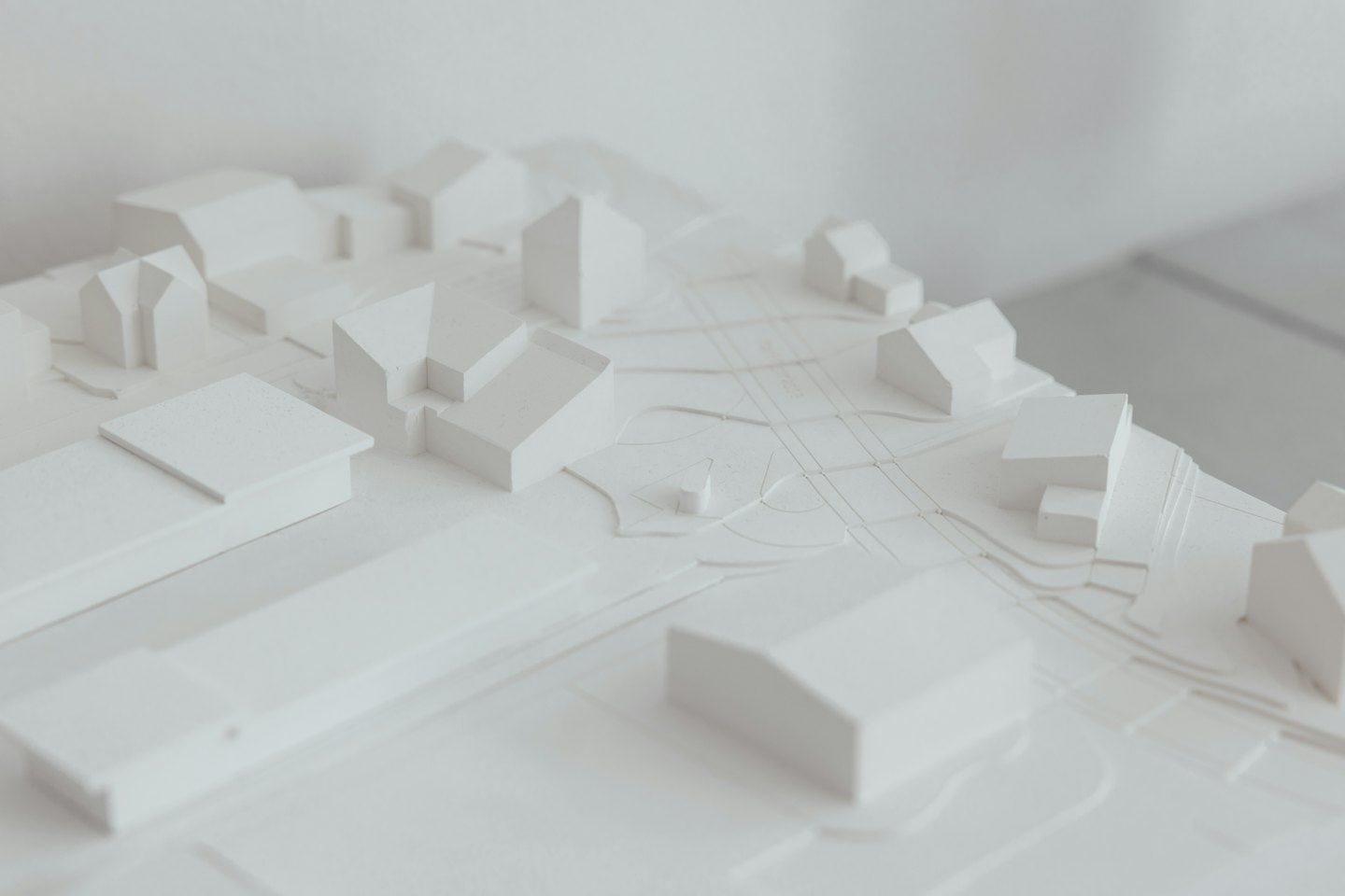 Modello architettonico bianco di pianificazione urbana con edifici e strade.